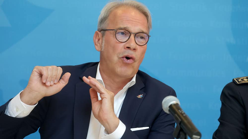 Thüringens Innenminister Georg Maier (SPD) wirbt dafür, einen Zuhause einen Vorrat für einen Krisenfall anzulegen. (Archivbild) / Foto: Bodo Schackow/dpa