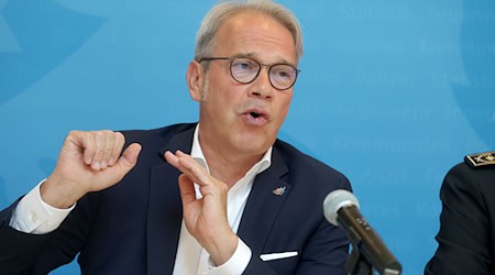 Thüringens Innenminister Georg Maier (SPD) wirbt dafür, einen Zuhause einen Vorrat für einen Krisenfall anzulegen. (Archivbild) / Foto: Bodo Schackow/dpa