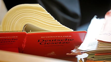 Jurastudenten können sich in Jena inzwischen mit einem Bachelor-Abschluss absichern. (Symbolbild) / Foto: Oliver Berg/dpa