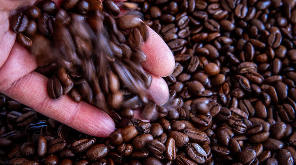 Die Entwicklung bei den Kaffeepreisen dürfte vielen Thüringern nicht schmecken. (Symbolbild) / Foto: Jens Büttner/dpa