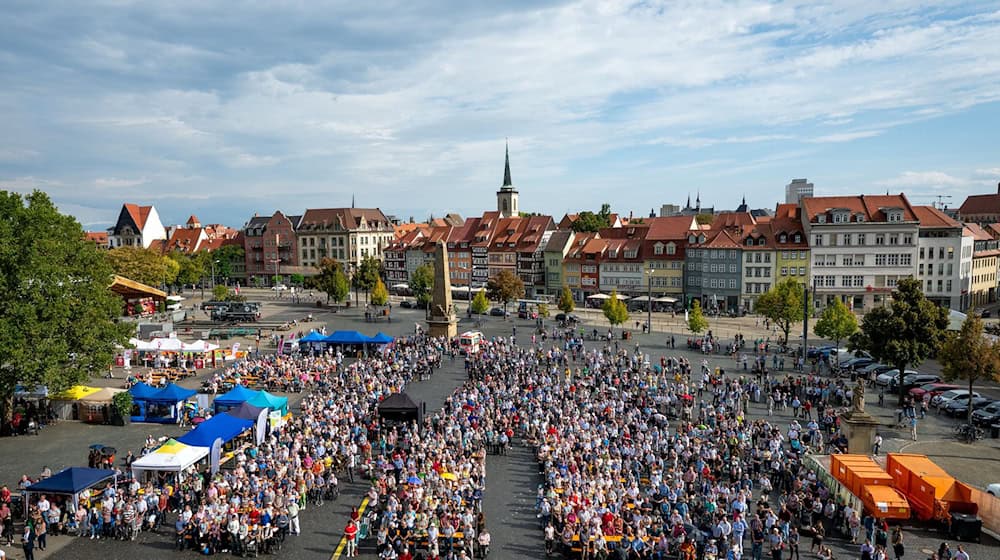 Der Wallfahrtsgottesdienst fand auf den Stufen des Erfurter Doms statt. / Foto: Jacob Schröter/dpa