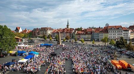Der Wallfahrtsgottesdienst fand auf den Stufen des Erfurter Doms statt. / Foto: Jacob Schröter/dpa