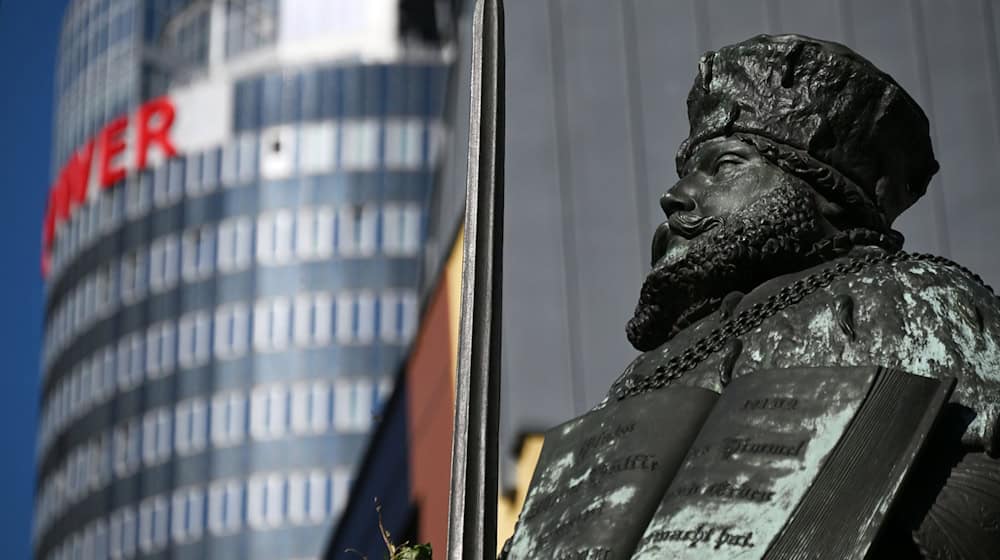Die Bronzefigur Johann Friedrich I. von Sachsen wird von Studenten auch «Hanfried» genannt. Die Skulptur steht seit 1858 auf dem Jenaer Markt.  / Foto: Martin Schutt/dpa