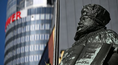 Die Bronzefigur Johann Friedrich I. von Sachsen wird von Studenten auch «Hanfried» genannt. Die Skulptur steht seit 1858 auf dem Jenaer Markt.  / Foto: Martin Schutt/dpa