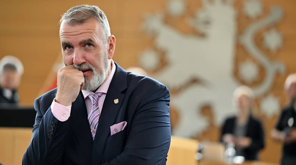 Verkehrsminister Schütz will sich vorerst auf die Finanzierung des Deutschlandtickets konzentrieren. (Archivbild) / Foto: Martin Schutt/dpa