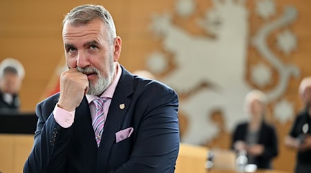 Verkehrsminister Schütz will sich vorerst auf die Finanzierung des Deutschlandtickets konzentrieren. (Archivbild) / Foto: Martin Schutt/dpa