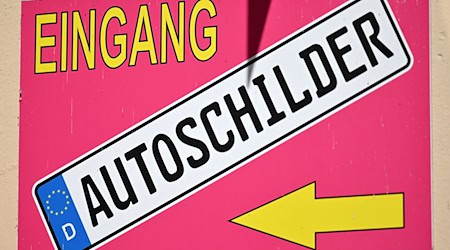Geht es um Zahlen- und Buchstabenkombinationen für Nummernschilder sind in Thüringen Grenzen gesetzt. (Archivbild)  / Foto: Martin Schutt/dpa