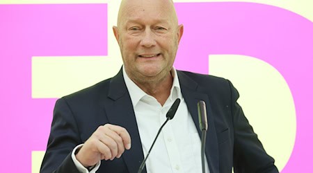 Thomas Kemmerich ist aus der FDP ausgetreten. (Archivbild) / Foto: Bodo Schackow/dpa