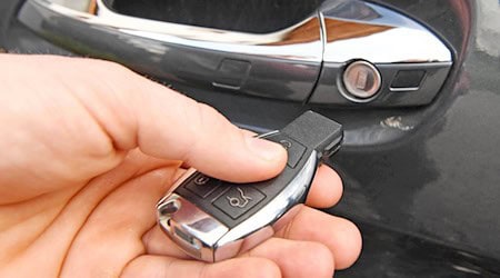 Mit sogenannten Keyless-Go-Systemen können Autos auch ohne einen Schlüssel zu zücken entriegelt und gestartet werden. (Archivbild) / Foto: Uli Deck/dpa