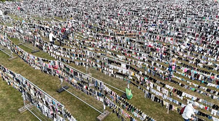 Über 142.000 Socken auf über elf Kilometern Leine wurden aufgehängt. (Archivbild) / Foto: Sebastian Willnow/dpa