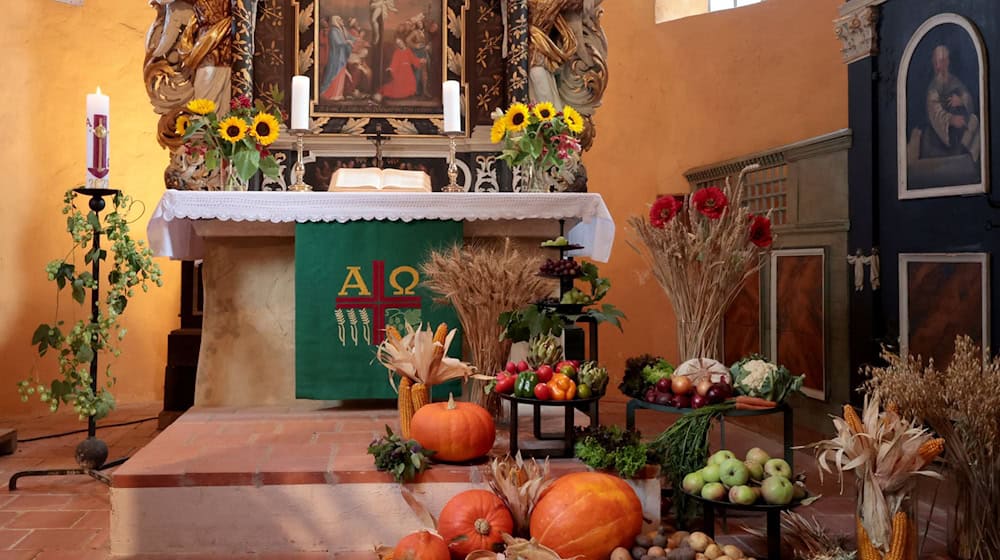 Mit Herbstbeginn feiern die Gemeinden der Evangelischen Kirche in Mitteldeutschland Erntedank, um an den engen Zusammenhang zwischen Mensch, Gott und Natur zu erinnern. (Archivbild) / Foto: Peter Gercke/dpa-Zentralbild/dpa