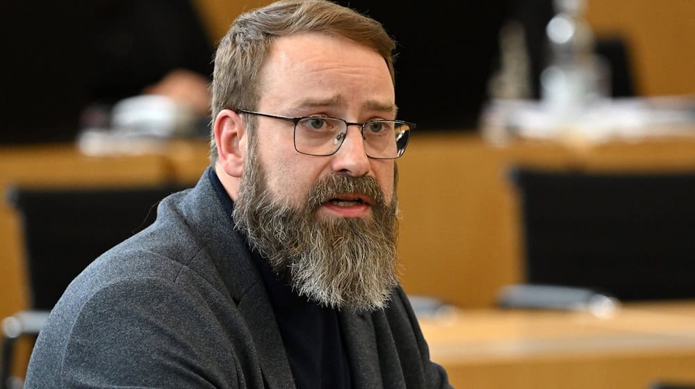 Die Linke in Thüringen verlangt von der CDU die Aufhebung ihres Unvereinbarkeitsbeschlusses, um Gespräche zu ermöglichen. (Archivbild) / Foto: Martin Schutt/dpa