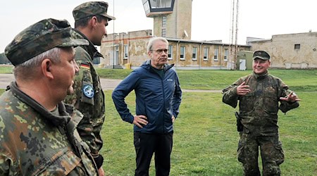 Innenminister Georg Maier besuchte am Wochenende Thüringer Soldatinnen und Soldaten in Litauen. Sie nehmen an der Brigadeübung «Grand Eagle» teil. / Foto: -/Thüringer Ministerium für Inneres, Kommunales und Landesentwicklung/dpa