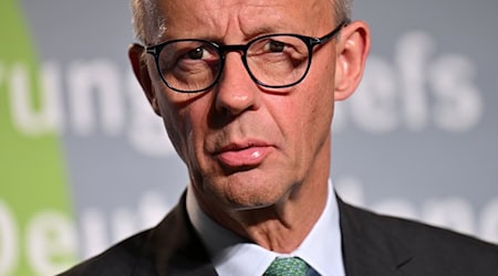 «Wir werden alle Maßnahmen ergreifen, die notwendig sind», sagt der Kanzler.  / Foto: Martin Schutt/dpa