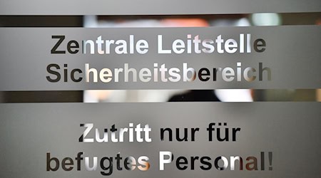 Die mittlerweile laufende Partnerschaft der Leitstellen Erfurt und Nordhausen sei zukunftsweisend, sagt das Innenministerium. (Archivbild) / Foto: Martin Schutt/dpa-Zentralbild/dpa