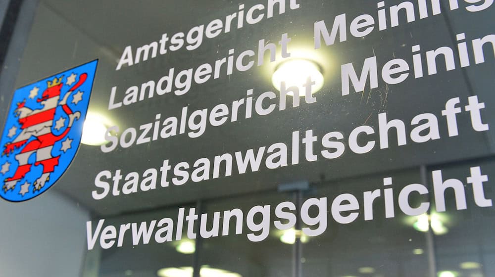 Vor dem Landgericht Meiningen muss sich ein 43-jähriger Mann verantwortet, dem die Staatsanwaltschaft vorwirft, im Juli 2023 seine Mutter mit einem Kabelbinder erdrosselt zu haben. (Archivbild) / Foto: Martin Schutt/dpa-Zentralbild/dpa