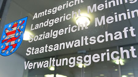 Vor dem Landgericht Meiningen muss sich ein 43-jähriger Mann verantwortet, dem die Staatsanwaltschaft vorwirft, im Juli 2023 seine Mutter mit einem Kabelbinder erdrosselt zu haben. (Archivbild) / Foto: Martin Schutt/dpa-Zentralbild/dpa