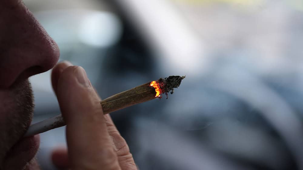 Der gleichzeitige Konsum von Cannabis und Alkohol birgt erhöhte Unfallrisiken im Straßenverkehr, sagen Mediziner. (Symbolfoto) / Foto: Marcus Brandt/dpa