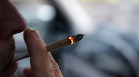 Der gleichzeitige Konsum von Cannabis und Alkohol birgt erhöhte Unfallrisiken im Straßenverkehr, sagen Mediziner. (Symbolfoto) / Foto: Marcus Brandt/dpa
