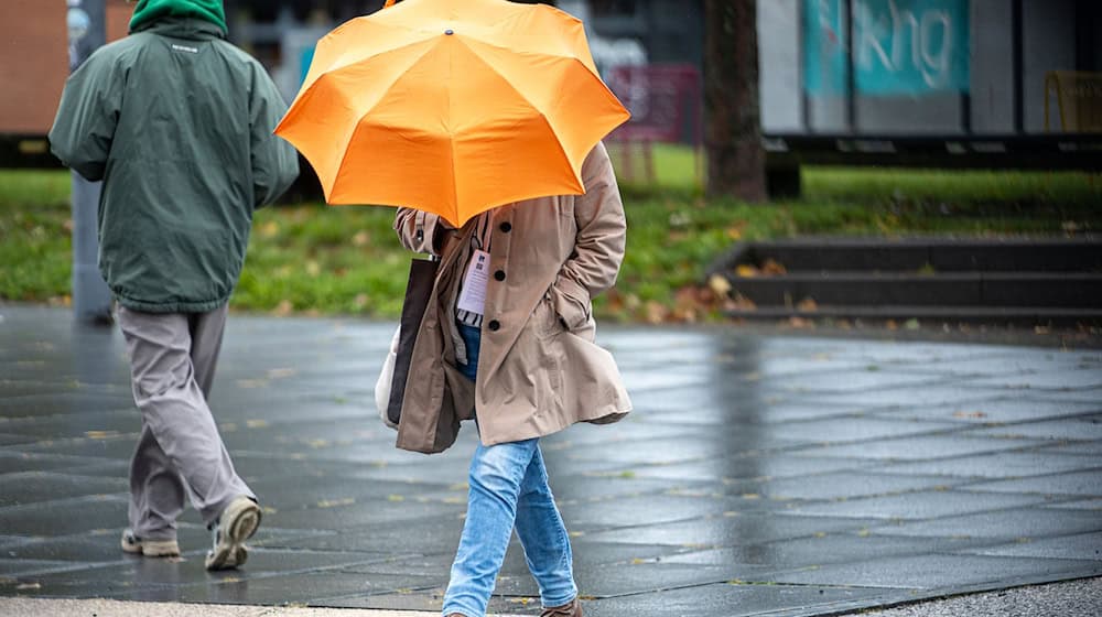 Wer heute in Thüringen unterwegs ist, sollte Regenjacke und Schirm nicht vergessen. (Archivbild) / Foto: Pinter Laszlo/dpa