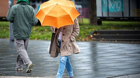 Wer heute in Thüringen unterwegs ist, sollte Regenjacke und Schirm nicht vergessen. (Archivbild) / Foto: Pinter Laszlo/dpa