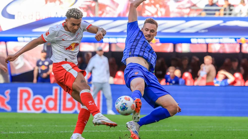 Antonio Nusa (l.) stieg nach seinem Armbruch wieder ins Mannschaftstraining ein. / Foto: Jan Woitas/dpa