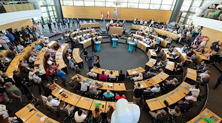 Zur Diskussionsrunde mit den Fraktionschefs war der Plenarsaal voll besetzt. / Foto: Bodo Schackow/dpa