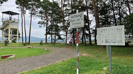 Der US-Beobachtungspunkt Point Alpha an der innerdeutschen Grenze galt einst als «der heißeste Ort im Kalten Krieg». Auf Wachtürmen standen sich Soldaten der Nato und des Warschauer Pakts direkt gegenüber. (Archivfoto) / Foto: Michael Bauer/dpa