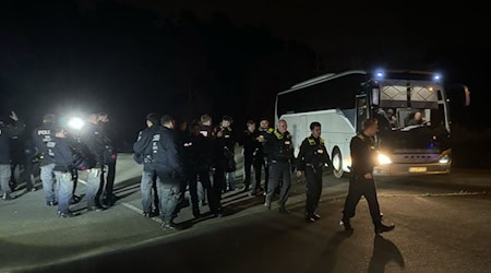 Einsatz auf dem Gelände der ehemaligen Raststätte Dreilinden: Die Polizei hatte die Fans kontrolliert. / Foto: Sven Kaeuler/dpa