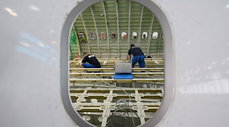 Die Elbe Flugzeugwerke in Dresden gehören zu den wichtigsten Vertretern der Luft- und Raumfahrtbranche in Sachsen (Archivbild). / Foto: Robert Michael/dpa