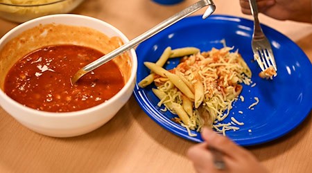 In den Thüringer Kommunen liegen die Kosten für ein Schulessen im Schnitt zwischen 3,50 Euro und 5,00 Euro. / Foto: Jens Kalaene/dpa