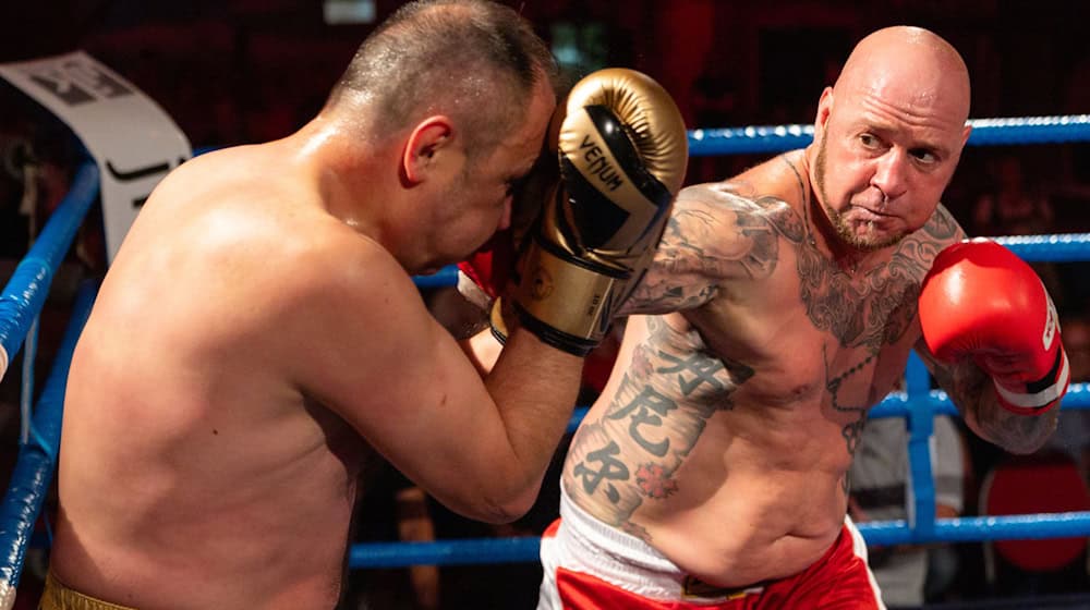 Die Amateurboxer Daniel Bertz (r) gewinnt für Thüringen gegen Hasan Arli für Nürnberg bei dem Show-Boxkampf.  / Foto: Michael Reichel/dpa