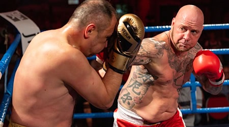 Die Amateurboxer Daniel Bertz (r) gewinnt für Thüringen gegen Hasan Arli für Nürnberg bei dem Show-Boxkampf.  / Foto: Michael Reichel/dpa