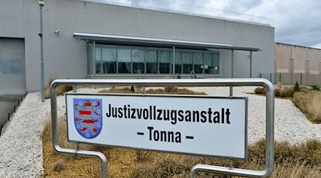 Was sich 2022 in Sachsen-Anhalt tatsächlich ereignete, übten Thüringer Einsatzkräfte in der JVA Tonna in der Nacht zu Donnerstag. (Archivbild) / Foto: Martin Schutt/dpa-Zentralbild/dpa