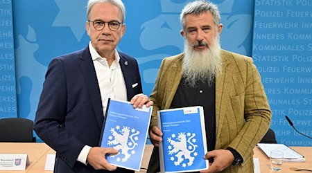 Thüringens Innenminister Georg Maier (SPD) und der Präsident des Landesverfassungsschutzes, Stephan Kramer, stellen den neuen Verfassungsschutzbericht vor.  / Foto: Martin Schutt/dpa