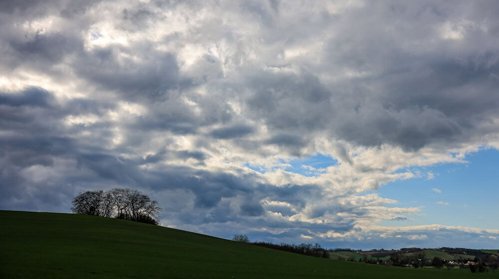 Heute stark bewölkt und gelegentlich Niederschlag. (Symbolbild) / Foto: Jan Woitas/dpa