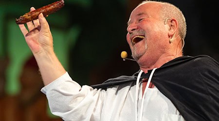 Vor dem Boxkampf um die älteste Bratwurstküche ein bisschen nachgestellte Geschichte: Probst Johann von Siebeleben soll 1404 erstmals eine Bratwurst erwähnt haben. Bernd Plachter spielte ihn nun.  / Foto: Michael Reichel/dpa