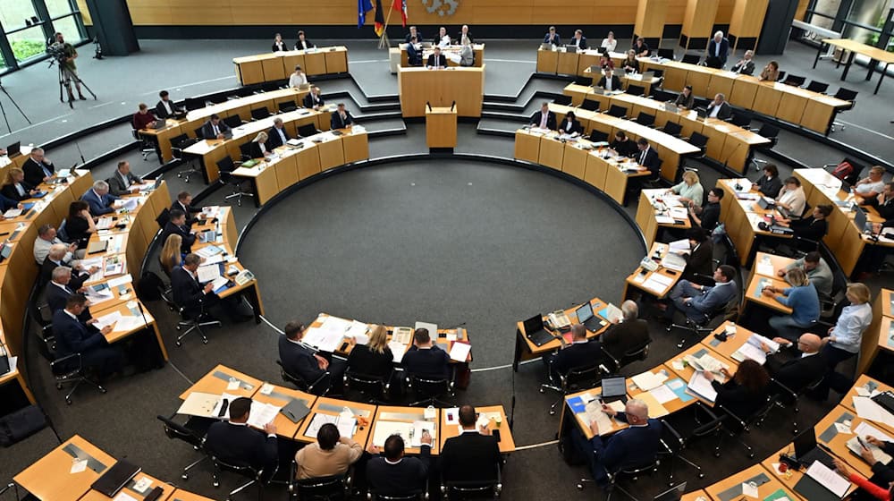 Thüringens Landtag beschäftigt sich erstmals mit dem Doppelhaushalt für die kommenden beiden Jahre.  / Foto: Martin Schutt/dpa Thüringens Landtag beschäftigt sich erstmals mit dem Doppelhaushalt für die kommenden beiden Jahre.  / Foto: Martin Schutt/dpa
