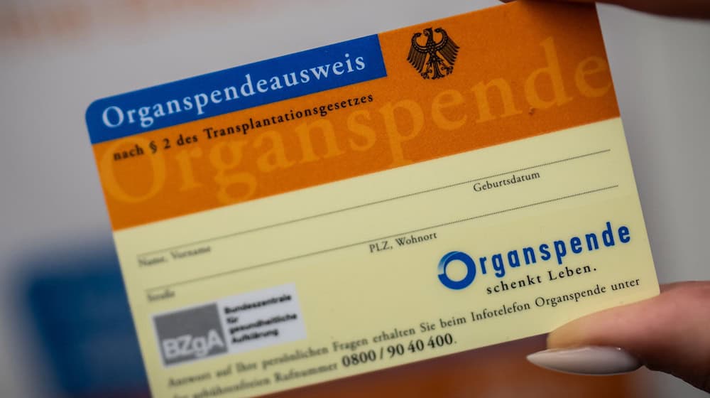 Der Widerspruch könnte etwa auf einem Organspendeausweis vermerkt werden. (Archivbild) / Foto: Michael Kappeler/dpa