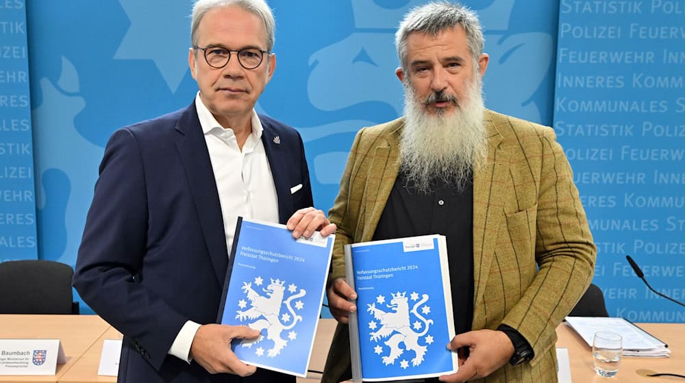 Thüringens Innenminister Georg Maier (SPD) und der Präsident des Landesverfassungsschutzes, Stephan Kramer (r), stellen den neuen Verfassungsschutzbericht vor. / Foto: Martin Schutt/dpa