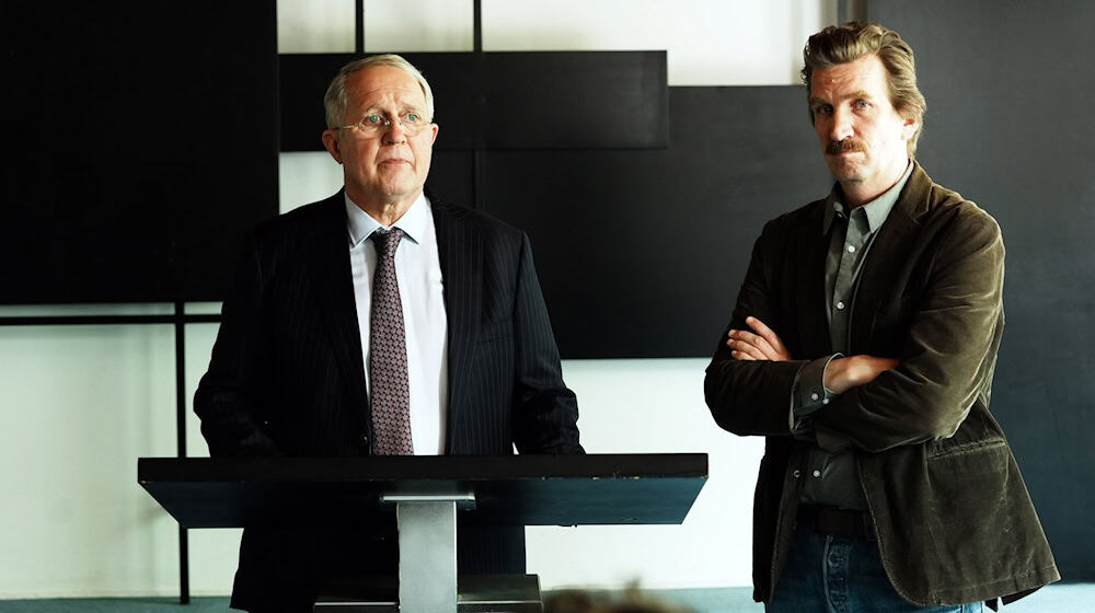 Der damals zuständige Staatsanwalt Gero Schmidt (Harald Krassnitzer, li.) und Ermittler Kai Matzen (Karsten Antonio Mielke, re.) informieren die Presse über den Fund der Leiche.  / Foto: Hans-Joachim Pfeiffer/ARD Degeto/Programmplanung und P/dpa