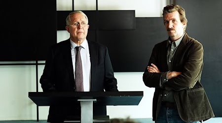 Der damals zuständige Staatsanwalt Gero Schmidt (Harald Krassnitzer, li.) und Ermittler Kai Matzen (Karsten Antonio Mielke, re.) informieren die Presse über den Fund der Leiche.  / Foto: Hans-Joachim Pfeiffer/ARD Degeto/Programmplanung und P/dpa