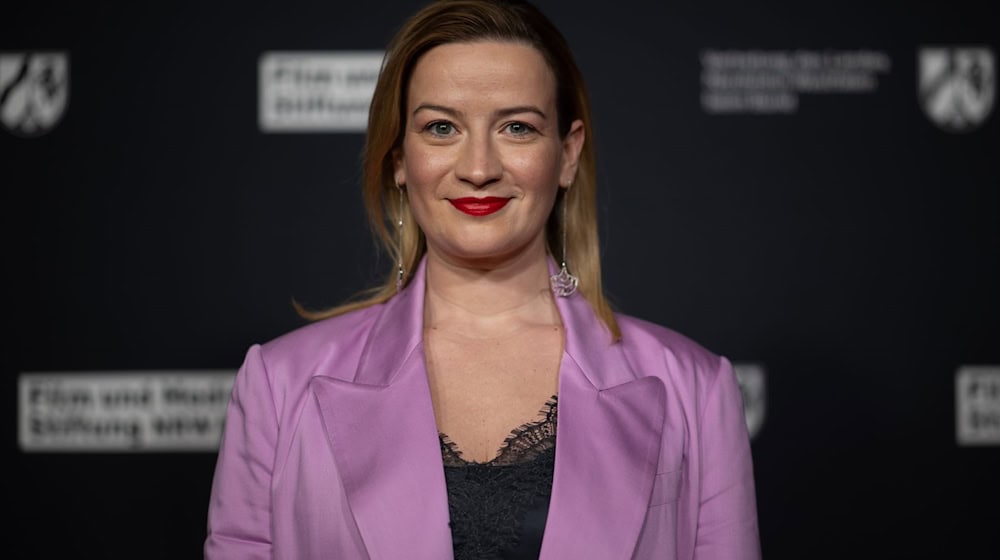 Nina Gummich spielt die Hauptrolle in der Krimi-Reihe «Theresa Wolff». Als titelgebende Forensiker wird sich nach der Episode «Passion» noch ein weiteres Mal zu sehen sein, bis ein neues Team beim Thüringen-Krimi des ZDF übernimmt. (Archivbild) / Foto: Sebastian Christoph Gollnow/dpa