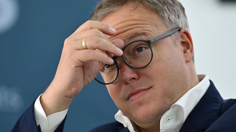 Die CDU von Thüringens Ministerpräsident Mario Voigt liegt in einer neuen Umfrage zwar stabil, jedoch mit großem Abstand hinter der AfD. (Archivbild)  / Foto: Martin Schutt/dpa