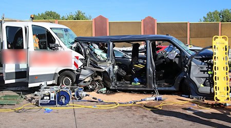 Unfall mit mehreren Verletzten auf der A9 bei Leipzig. / Foto: Tobias Junghannß/dpa