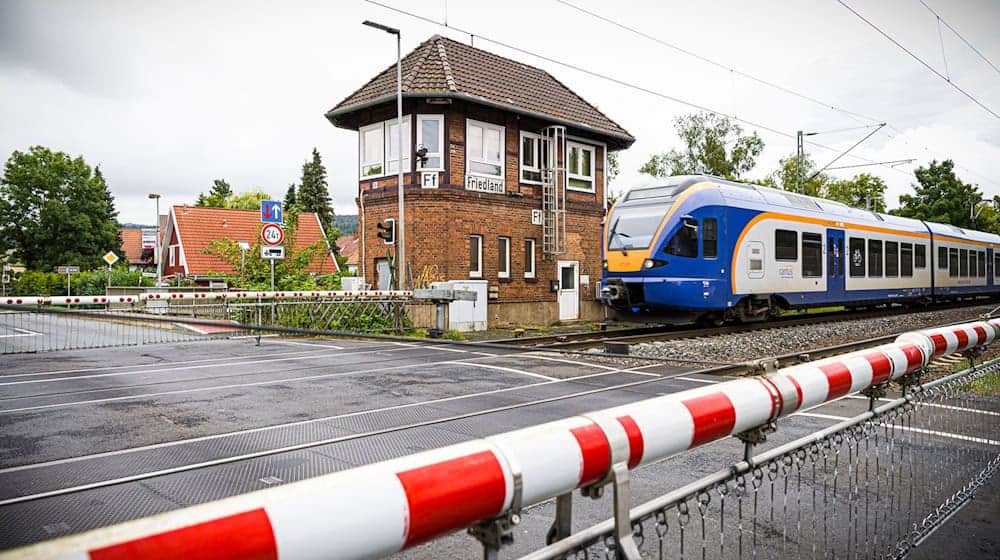 Der Bahnhof Friedland in Südniedersachsen: Hier starb am 11. August eine Jugendliche. (Archivbild) / Foto: Moritz Frankenberg/dpa