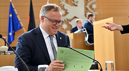 Thüringens Ministerpräsident Mario Voigt (CDU) fordert Altersbeschränkungen für die Nutzung von Smartphones und sozialen Medien. / Foto: Martin Schutt/dpa