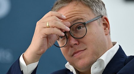 Thüringens Ministerpräsident Mario Voigt (CDU) will Waldbesitzerinnen und Waldbesitzer unterstützen, den Folgen des Klimawandels zu begegnen. (Archivbild)   / Foto: Martin Schutt/dpa