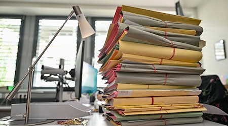 Der Aktenberg offener Verfahren in Thüringens Staatsanwaltschaften wächst: Von 2021 bis 2024 ist die Menge offener Verfahren um 7.593 auf insgesamt 28.757 angestiegen - das entspricht einem Zuwachs um rund 36 Prozent. (Symbolbild) / Foto: Patrick Pleul/dpa