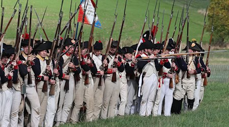 Im Oktober 2026 soll die preußisch-französische Schlacht von Jena 1806 auf dem Originalschlachtfeld nachinszeniert werden. (Archivfoto) / Foto: Bodo Schackow/dpa